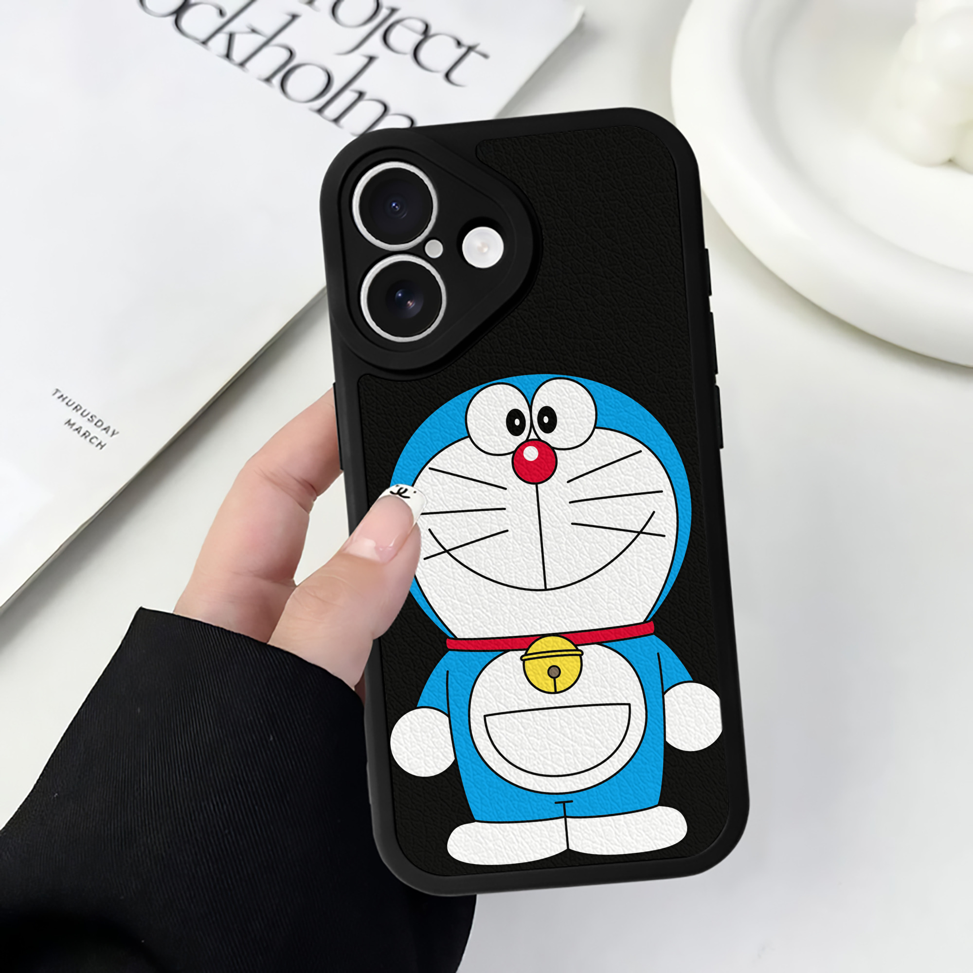 （画像用） ドラえもん Doraemon 【iPhone 16シリーズ対応】シリコンスマホケース（レザー調） 材質：シリコン